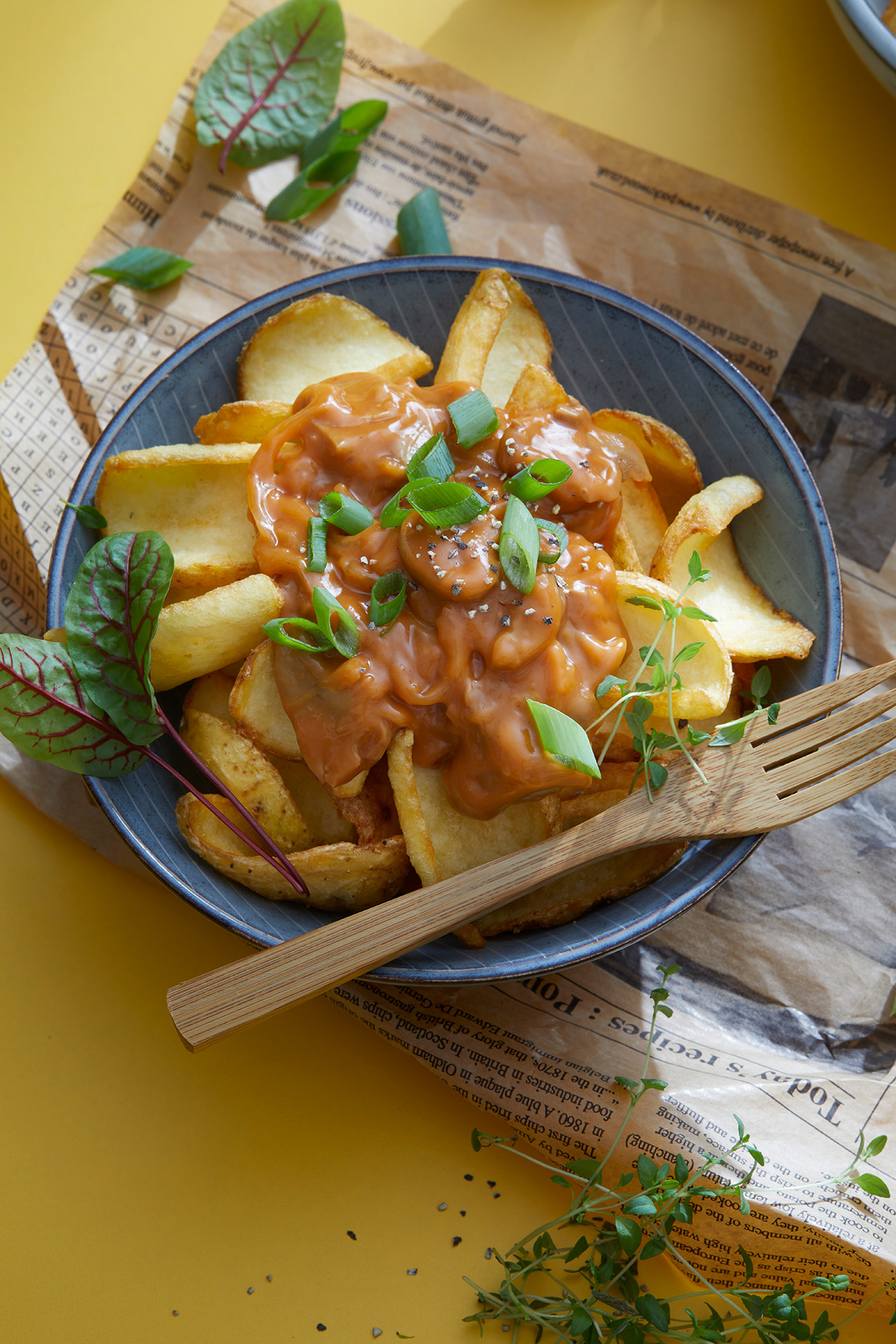 Kartoffelschiffchen mit Jägersauce und Kräutern auf einem Teller.